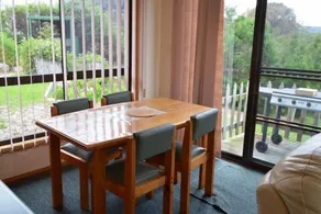 Coles Bay Waterfronter 2 - Essbereich im Zimmer