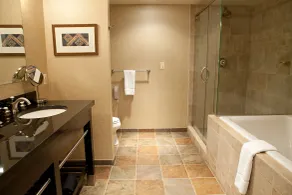 Craddock Terry Hotel, Lynchburg, a Tribute Portfolio Hotel - Salle de bain
