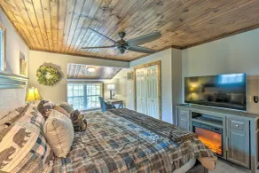 Otto Home w/ Fire Pit, Tree House & Hot Tub! - Interior