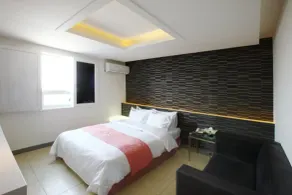 Q Hotel - Room