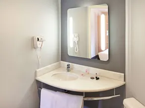 ibis Curitiba Batel - Bathroom