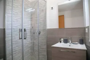 Spacious 4 Bedroom Apartment With Terrace And View - Bathroom