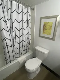 Days Inn by Wyndham Erie - Bathroom