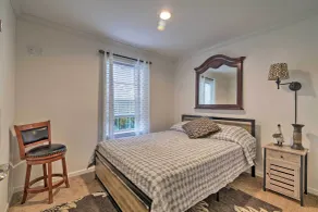 Lakefront Home w/ Deck, Fishing Dock & Canoe! - Intérieur