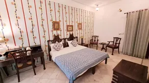 Mahendra Prakash - Room