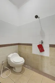 RedDoorz near Stadion Kompyang Sujana Bali - Bathroom