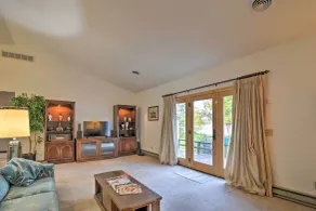 Quintessential Lake George House w/ BBQ & Fire Pit - Innenbereich