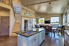 Upscale Moab Townhome w/ Hot Tub: 20 Min to Arches - Innvendig