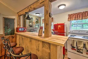 Cabin w/ Trails + Creek! 23 Mi to Camelback Slopes - Interiør