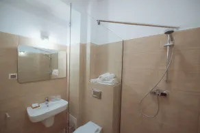 Q Hotel - Badezimmer