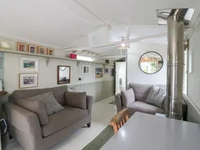 The Artist's Cabin By The Sea - Living area