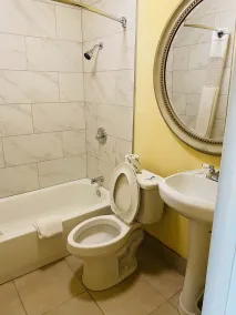 Highlander Motel - Bathroom