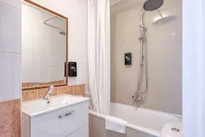 Beverly Hills Hotel - Bathroom