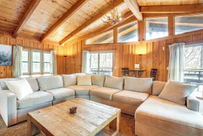 Modern Cabin Slps 7 with Games and on the resort! - Innvendig