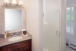 Inn at Harbor Hill Marina - Bathroom