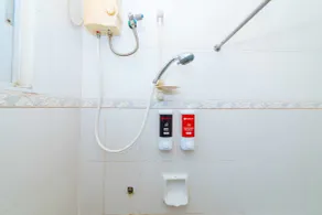 RedDoorz near Walking Street Angeles City - Salle de bain