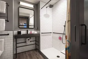Moxy Nashville Vanderbilt Area - Bathroom