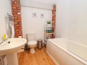 Commonwood Cottage - Bathroom