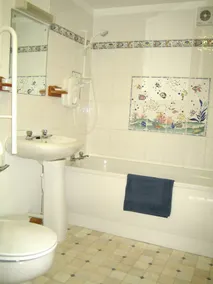 Dolphin Bay Suites - Fremragende lejlighed ved strandpromenaden lige ved stranden nær Inverness - Badeværelse