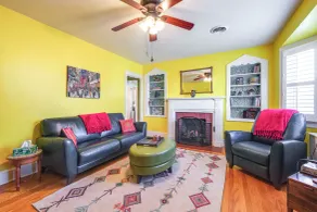 Colorful Roanoke Vacation Rental w Hot Tub - Interiør