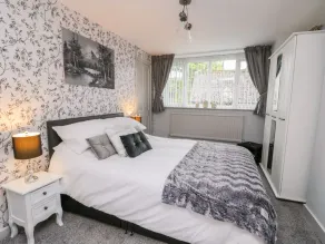 11A High Street - Room