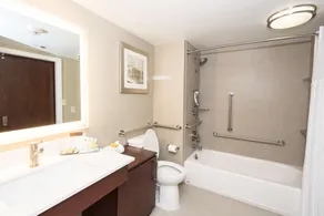 Doubletree Suites by Hilton at The Battery Atlanta - Chambre