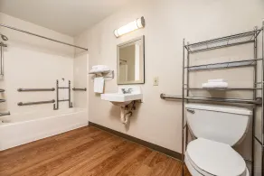 HomeTowne Studios by Red Roof Fresno - West - Badrum