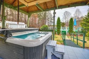 Hot Tub, Home Gym, Decks! Retreat 9 Mi to Mt Airy - Innenbereich