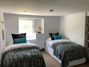 Large Boutique Holiday House With hot tub Near Bath - Room