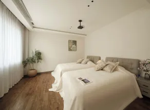 Three-Colored Cloud River - Room