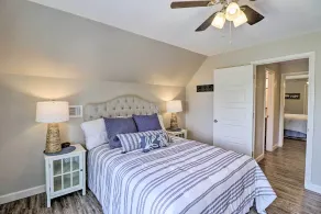 Chic Lakehouse w/ Deck & Fire Pit, Walk to Golf! - Intérieur