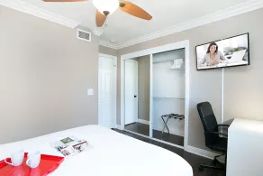 Awesome Multi Level - Large Patio - Fast WIFI - Work Desks - Self Check In! (CM-2) - Værelse