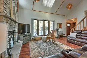 Poconos Vacation Rental w/ Pool Access & Hot Tub! - Intérieur