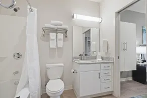 WaterWalk Extended Stay by Wyndham Kansas City - Overland Pk - Bathroom