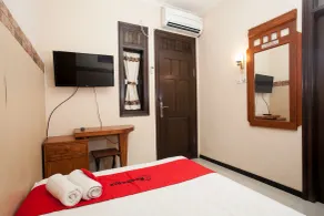 RedDoorz near Stasiun Kota Baru Malang - Room