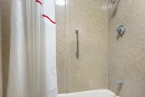 Red Roof Inn Savannah – Southside/Midtown - Bathroom