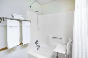 Days Inn by Wyndham Monticello - Bathroom