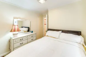 10 Mi to South Beach & Newport: Home w/ Deck! - Interior