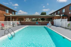 Super 8 by Wyndham Lebanon - Piscine