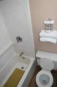 Countryside Inn - Bathroom