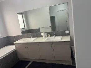 Spacious 4-Bedroom House Near Cobblebank Station - Badezimmer