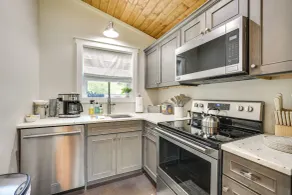 Waterfront 'Blue Spruce' Small Home in Wildwood! - Innvendig