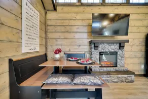 Pet-friendly Broken Bow Cabin: Hot Tub & Fireplace - Interiør