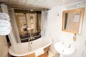The Treebridge Hotel - Bathroom