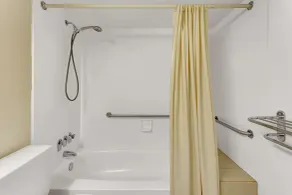 Ramada by Wyndham Baltimore West - Salle de bain