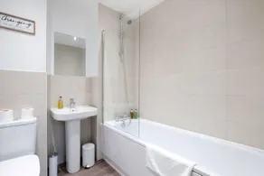 Luxaura 5 Bedroom 3 Bath Service House with Parking - Bad