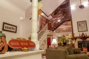 Book Nook Inn - Coin salon dans le hall