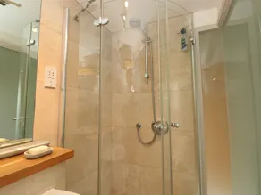 Kestrel, 19 Dartmouth Green - Bathroom