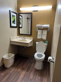 Suburban Studios Winston-Salem near Hanes Mall - Badezimmer