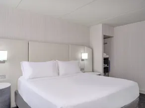 Crowne Plaza Indianapolis-Airport by IHG - Room
